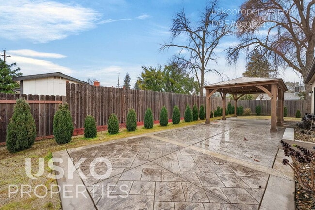 Building Photo - 103 Lazy Oak Ln