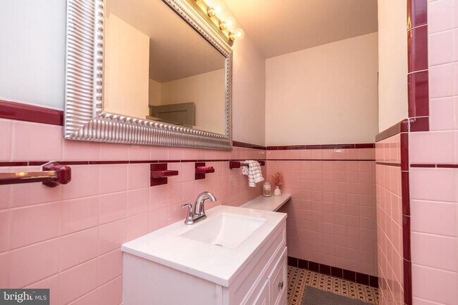 Building Photo - 932 Croton Rd