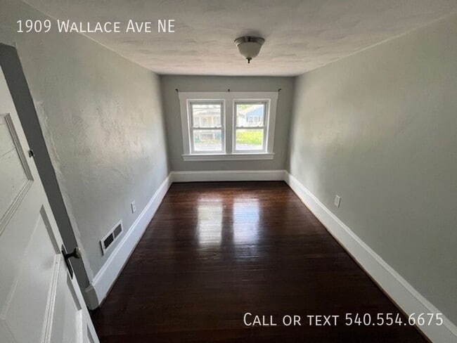 Building Photo - 1909 Wallace Ave NE