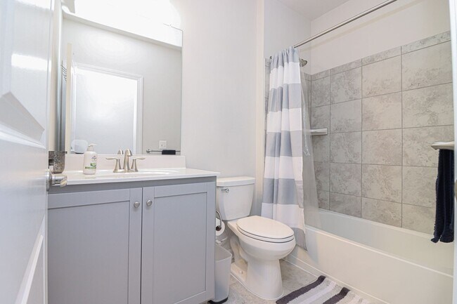 Building Photo - Stunning 3 Bed 2.5 Bath, Newer Condo-Style...