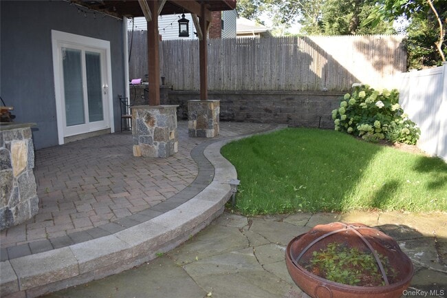 Building Photo - 30 Willow Rd