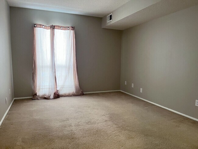 Building Photo - 444 N Clay Ave