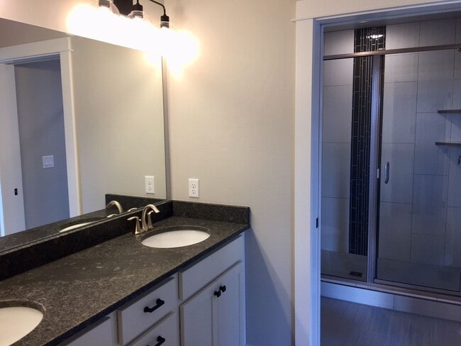 Building Photo - Spacious 4 Bedroom Home Near Gallatin Regi...