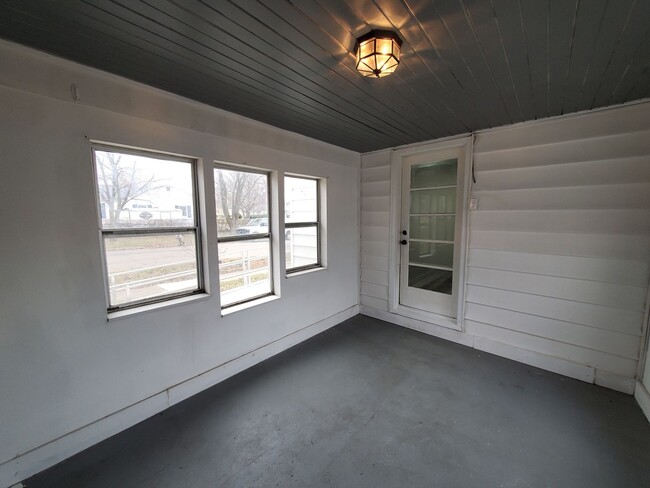 Building Photo - FOR RENT- Three Bed on Anita St near Allen...