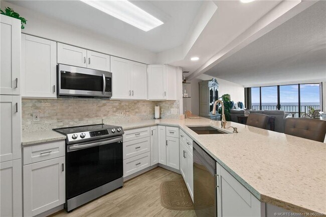 Building Photo - 9650 S Ocean Dr
