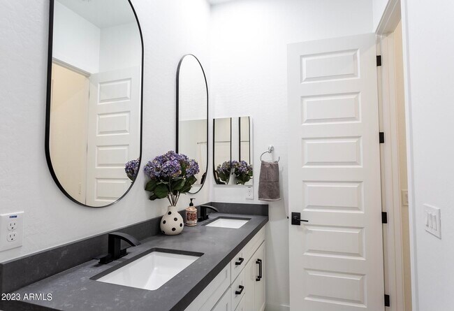 Building Photo - 8543 W Palo Verde Dr