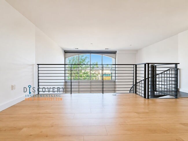 Building Photo - Modern Live/Work Loft At Market Square In Old Oakland