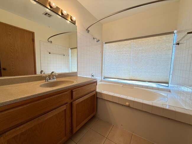 Building Photo - 5080 Jeffreys St