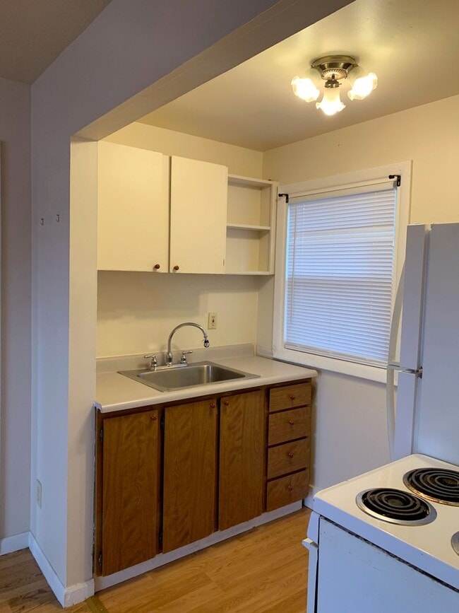 Building Photo - Bright One bedroom Woodlawn Apartment