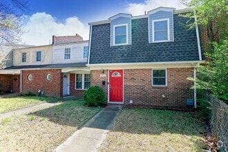 Building Photo - "Beautifully Updated Townhome – Ready for ...