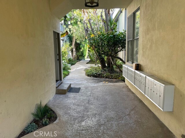 Building Photo - 630 San Vicente Blvd