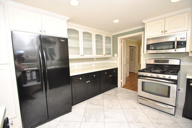 Building Photo - Stunning Colonial Revival in Bixby Knolls