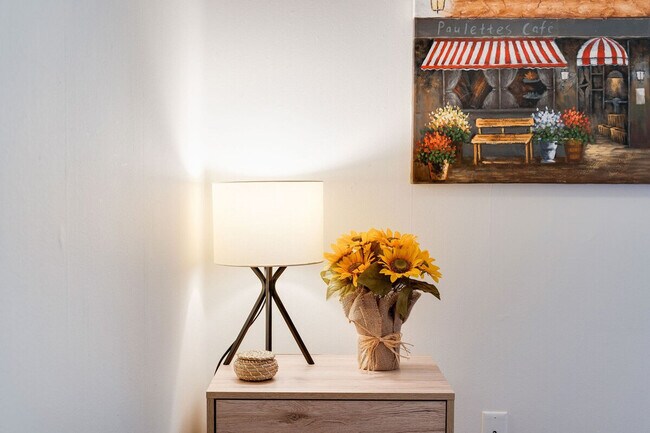 Building Photo - 2403 7th Ave W