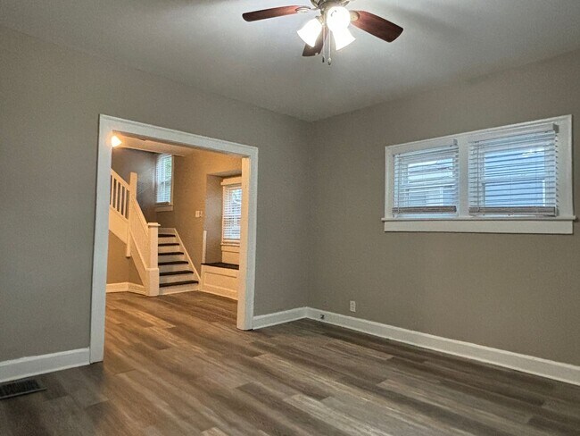 Building Photo - 3-Bed, 1-Bath Home – Fenced Yard, Off-Street Parking, Spacious Kitchen & In-Unit Laundry