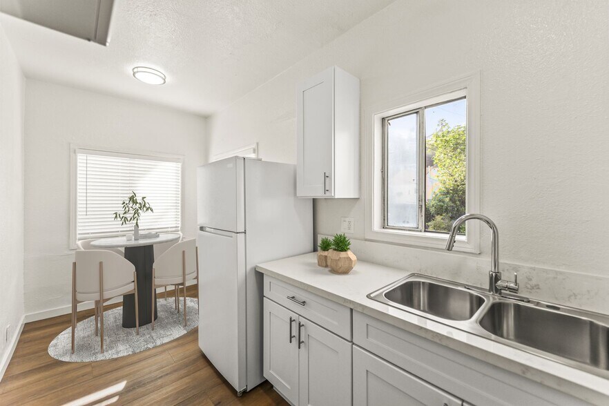 Building Photo - 5391 Huntington Dr