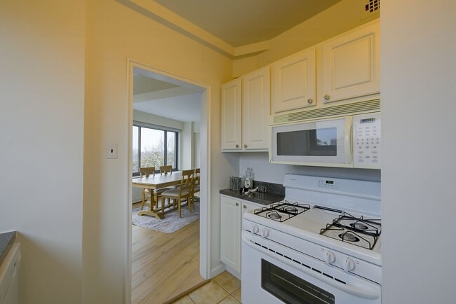 Building Photo - Great 1BR in Cathedral Heights! Fully furnished!
