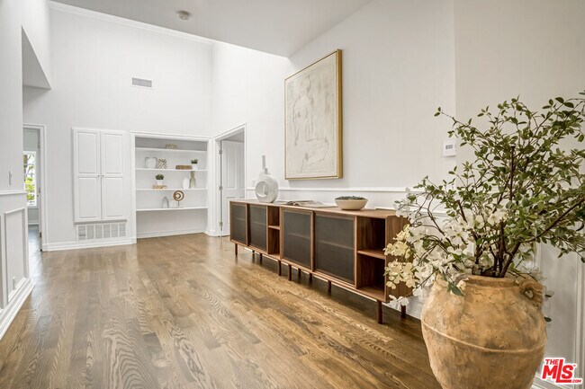 Building Photo - 116 N Palm Dr