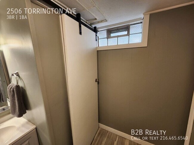 Building Photo - 2506 Torrington Ave