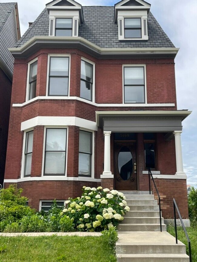 Building Photo - Large tri-level home in excellent condition.  4+ bedrooms, 3.5 bathrooms.