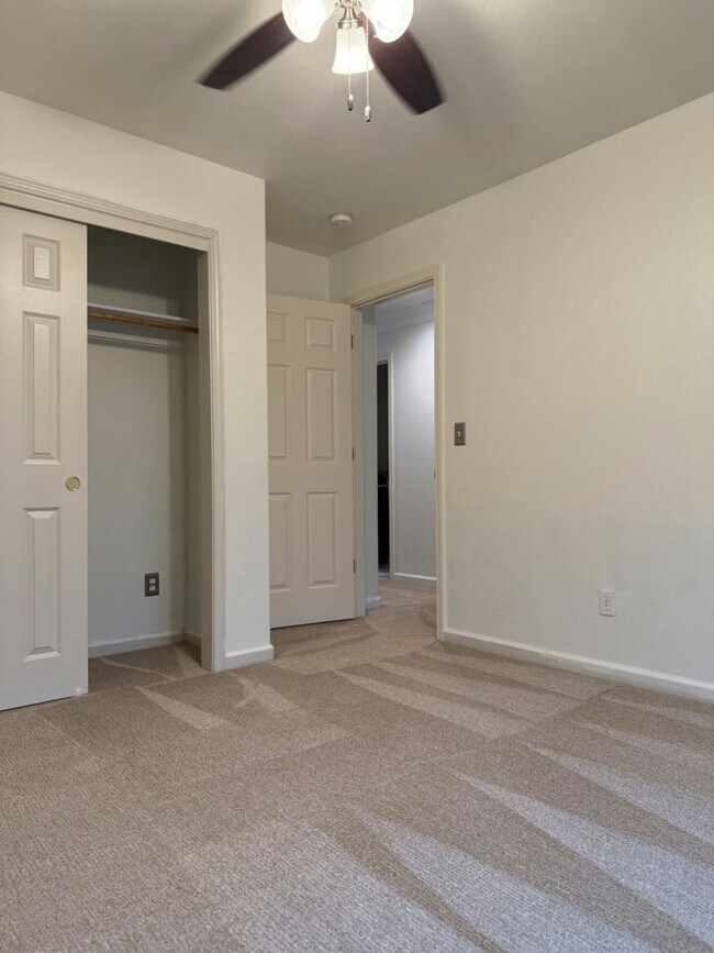 Building Photo - Lovely 5/3 with a desirable downstairs bedroom.