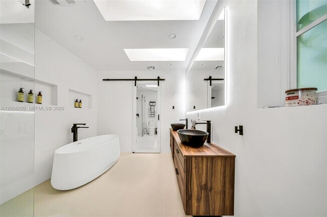 Building Photo - 1010 Placetas Ave