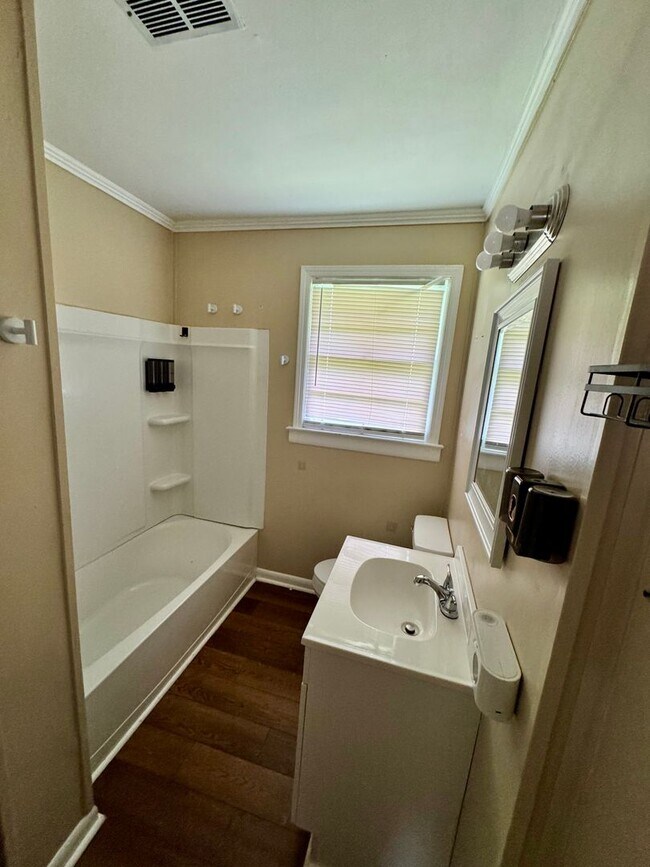 Building Photo - 4 Bed 2 Bath Brick House