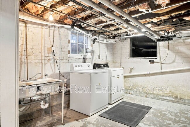 Building Photo - 734 Shirley Ave