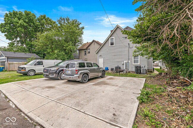 Building Photo - 2345 N Kenwood Ave