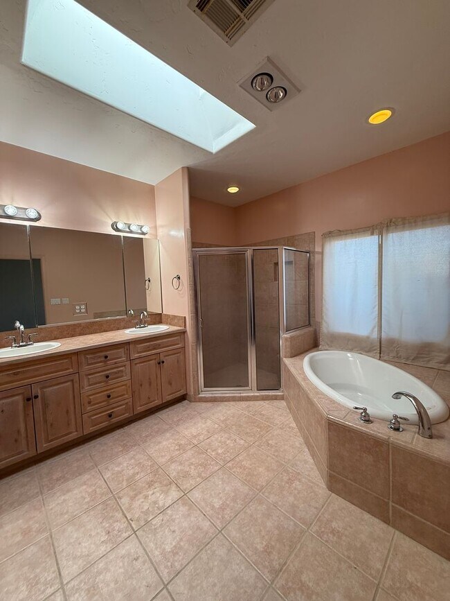 Building Photo - 1903 Coyote Ridge Dr