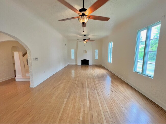 Building Photo - 302 Fordham Dr