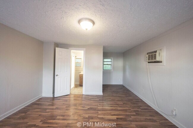 Building Photo - "Cozy 1-Bedroom Retreat in Greenfield – Pe...