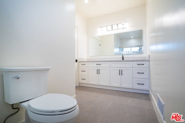 Building Photo - 802 E Kensington Rd