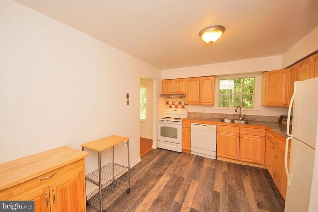 Building Photo - 10 Catbird Ct