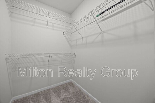 Building Photo - 200 Beacon Hl Rd