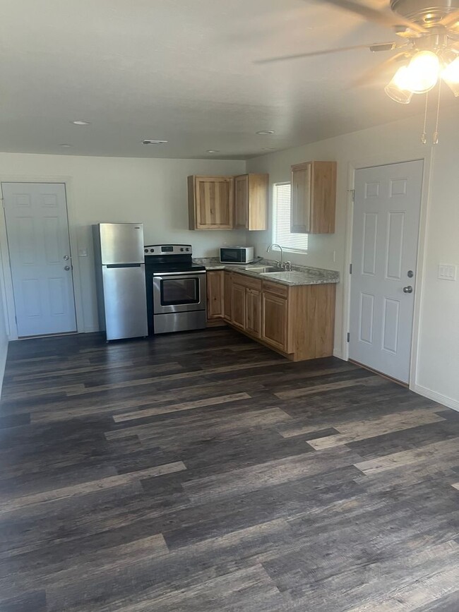 Building Photo - Cozy remodeled 2 Bedroom 1 Bathroom Cottag...