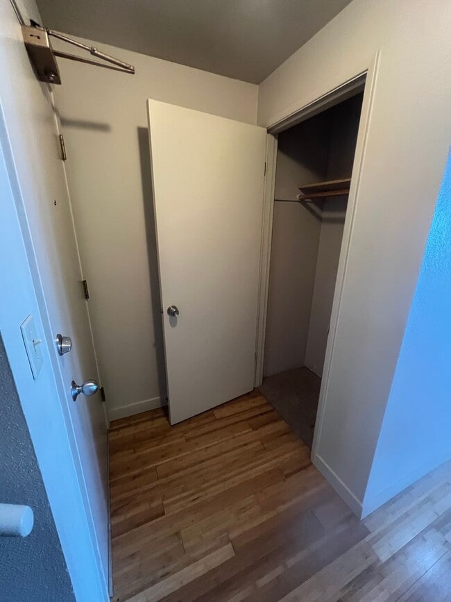 Building Photo - Spacious Fremont 2BR/1BA, split level with private balcony, recently remodeled kitchen!