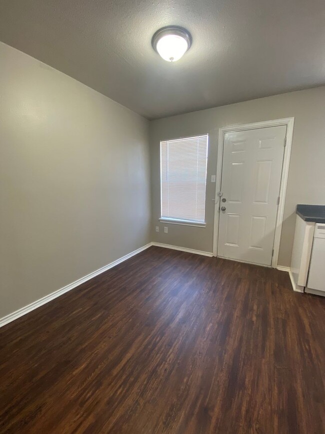 Building Photo - 2 Bedroom 1.5 Bathroom Townhouse