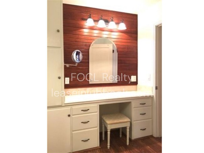 Building Photo - Large 3 bed 2 bath, Walking Distance to Tech