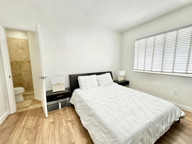 Building Photo - LARGE 1 BEDROOM FULLY FURNISHED IN WATERFR...