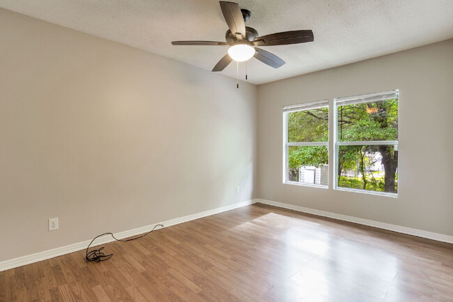 Building Photo - Desirable townhouse centerally located.