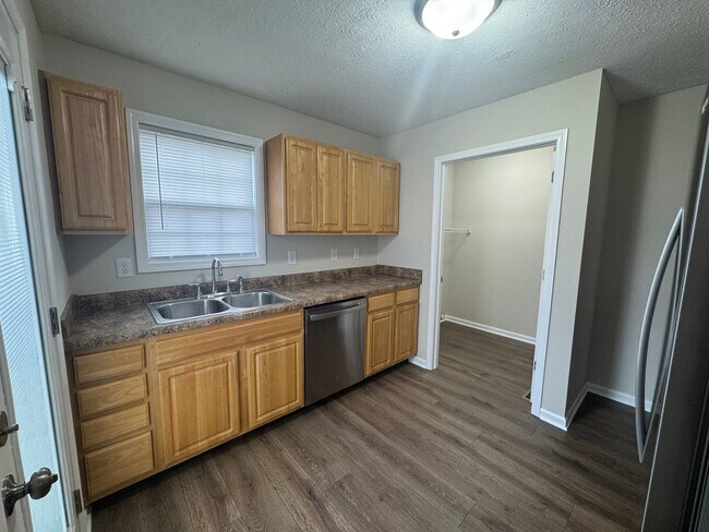 Building Photo - Newly Renovated 3BR 2BA home close to GM, ...