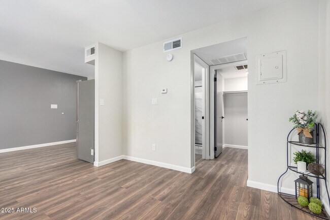 Building Photo - 3131 W Cochise Dr