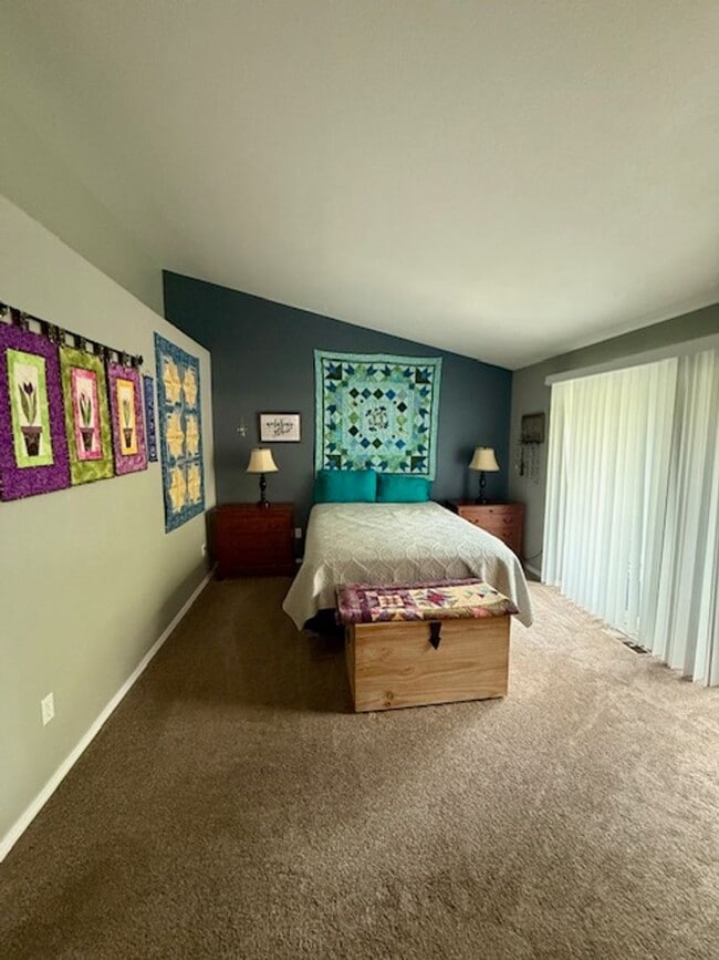 Building Photo - Lovely 3 Bedroom Single Level home with St...