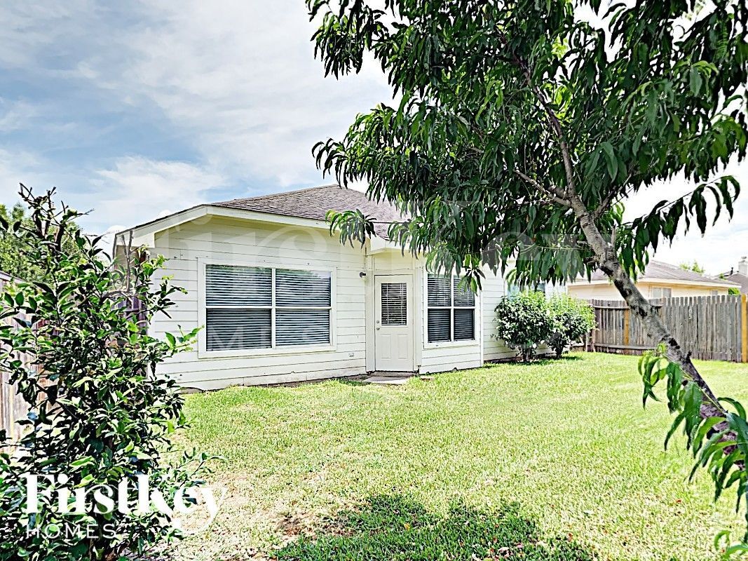 Building Photo - 19707 Cozy Cabbin Dr