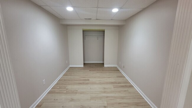 Building Photo - Fabulous 3 bedroom 3 bath walk- out ranch