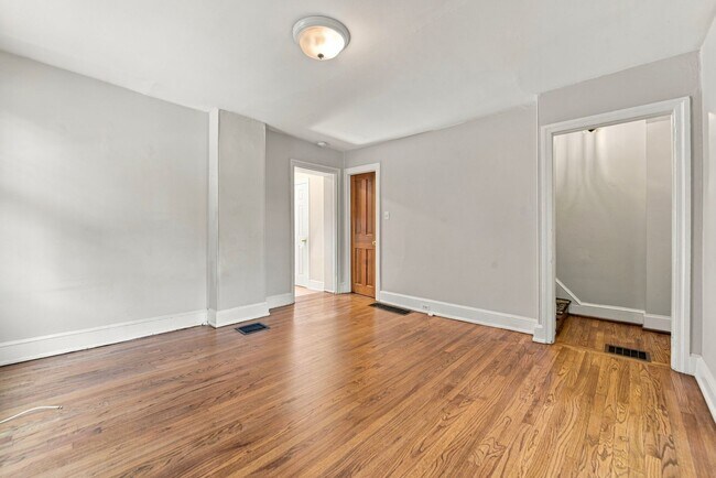 Building Photo - 730 N New St