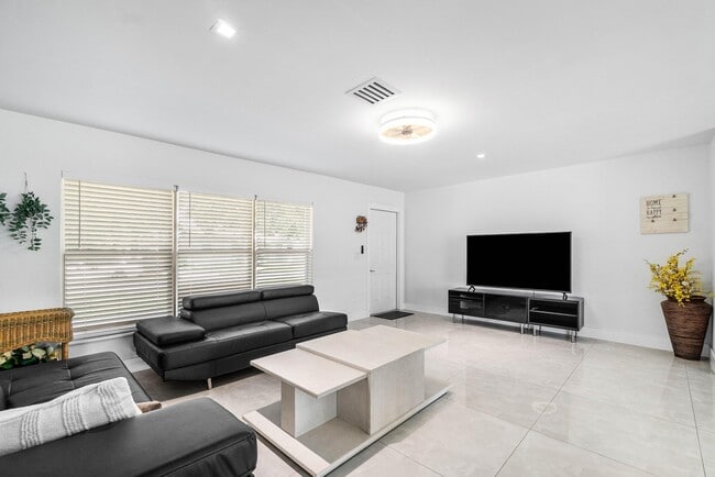 Building Photo - 403 S 13th Ct