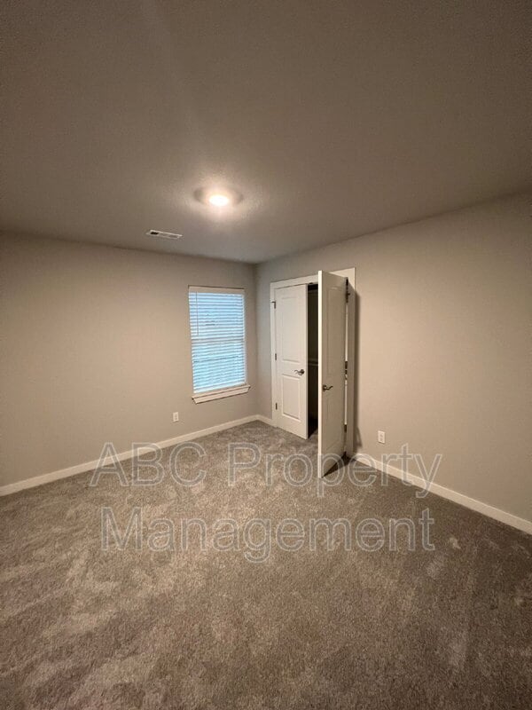 Building Photo - 426 W Tyler Rd