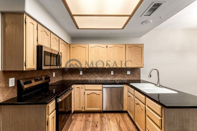 Building Photo - 2024 N Sunset Dr