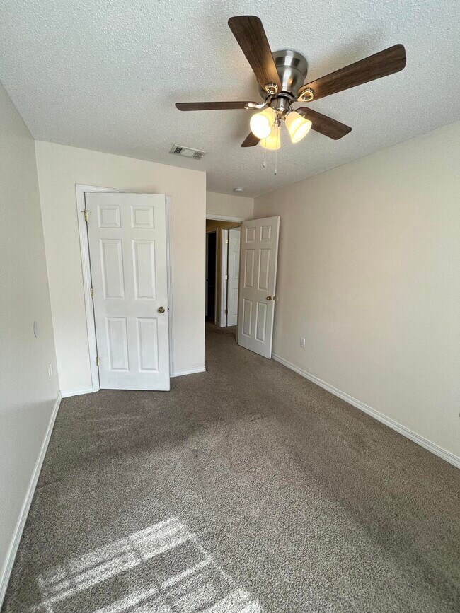 Building Photo - 204 Johnson Ct